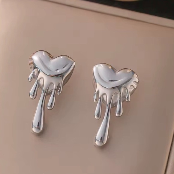 Meltdown Artistic Silver Heart Drip Earrings - Picture 3 of 5